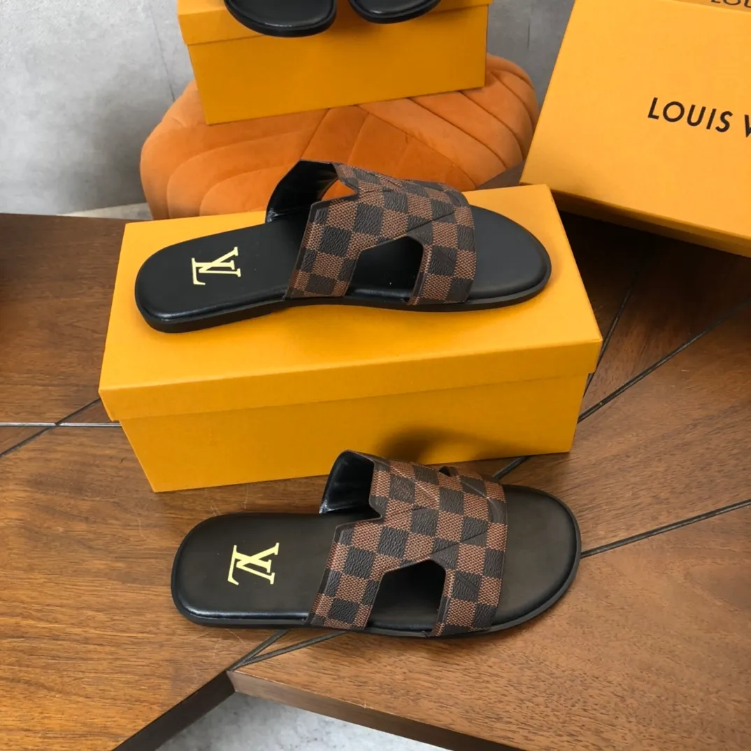Factory price: 270💰LV counters are selling new brand luxury men's slippers, casual, loose and comfortable. The must-have model in the picture above [Happy][Happy], multiple colors available Size: 38-44, customized 45
